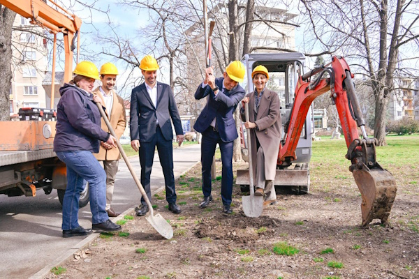 Кметът Васил Терзиев направи първа копка на новото осветление в парка “Заимов”