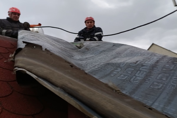 Аварийните екипи на Столичната община са реагирали на повече от 20 сигнала във връзка със силния вятър