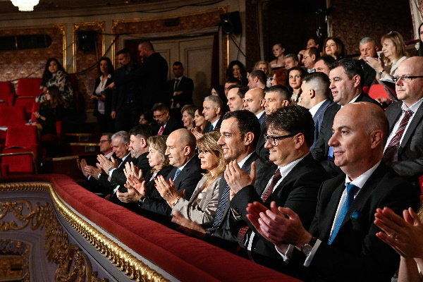 Кметът на София Васил Терзиев връчи наградата „Икар“ за най-добър спектакъл на постановката „Венецианският търговец“