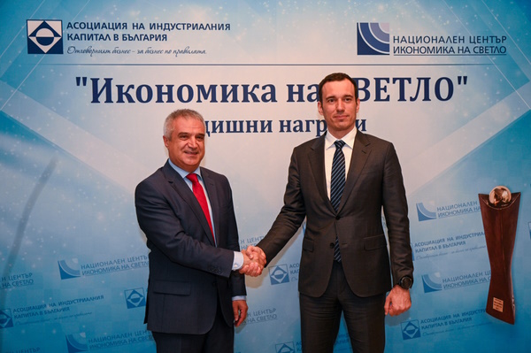 Васил Терзиев връчи награда за медия в конкурса „Икономика на светло“