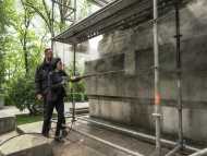 Почистват с пàра Докторския паметник