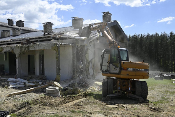 Столичната община продължава и ще завърши премахването на незаконните постройки край язовир „Искър“
