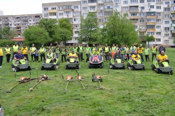 45 екипа на Столичната община и районите косят в София