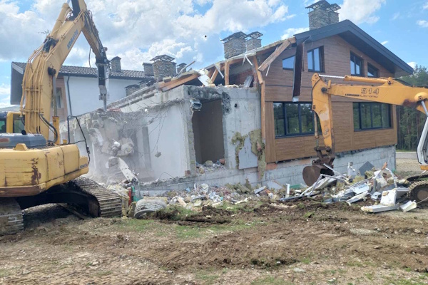 Допълнителна тежка техника работи по премахването на незаконните постройки край язовир 