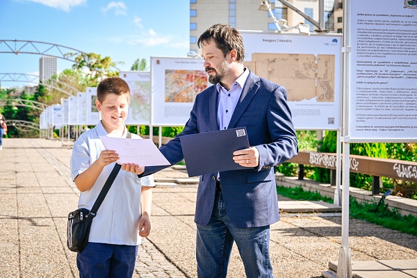 Изложба „Картите на София“ представя градските данни и развитието на столицата на “Моста на влюбените“