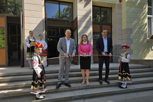 Кметът на София Васил Терзиев присъства на празник, организиран по повод „Св. Св. Кирил и Методий“ в 18. СУ „Уилям Гладстон“