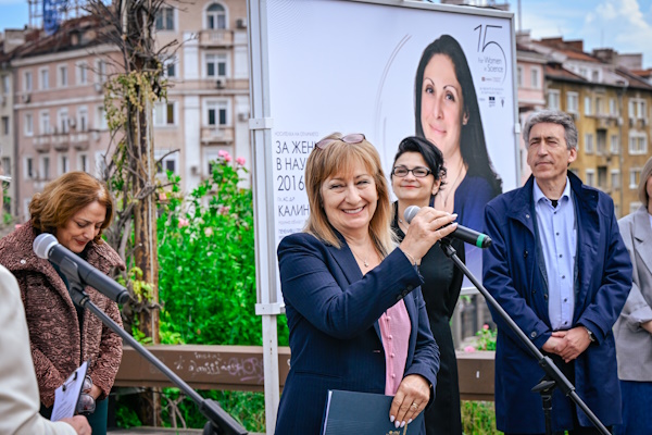 От днес на Моста на влюбените може да бъде видяна изложбата “Светът има нужда от наука, а науката - от жени“