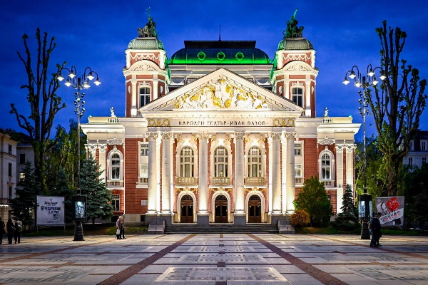 Столичната община възстанови изцяло осветлението около Народния театър