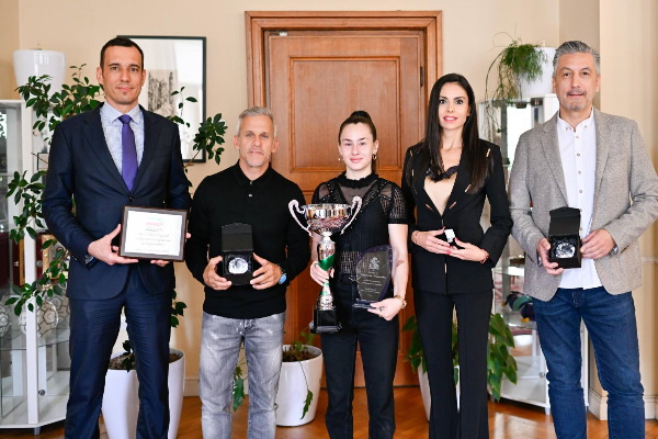 Васил Терзиев връчи плакет на световната шампионка по калистеника Жасмина Свиленова