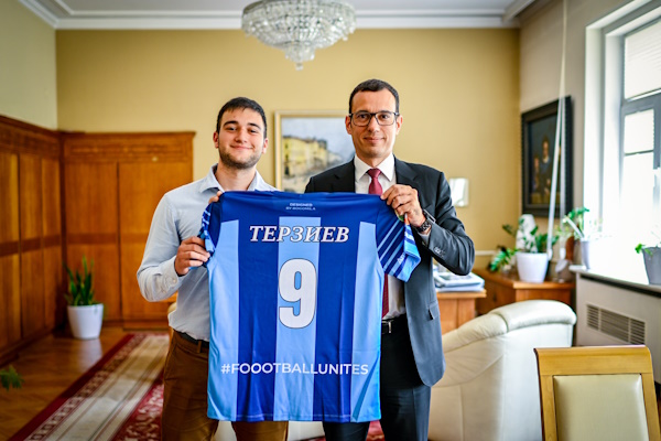 В знак на благодарност кметът Васил Терзиев получи фланелка от Дружеството за ООН в България