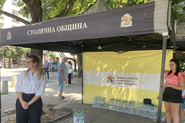 Столичната община раздава безплатна вода заради горещините