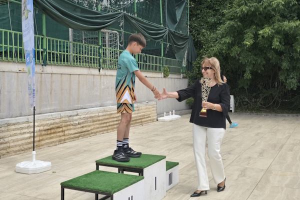 Благородна Здравкова връчи отличията в международния турнир по скокове във вода за купа „София“