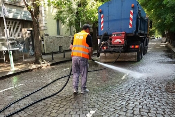 Продължава миенето в кварталите в София - затворени за движение ще бъдат улици в район Средец