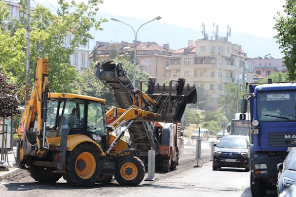 Извършва се текущ ремонт на участък от бул. “Евлоги и Христо Георгиеви“