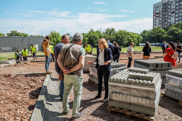 Кметът Фандъкова провери изпълнението на открит квартален паркинг в ж.к. 