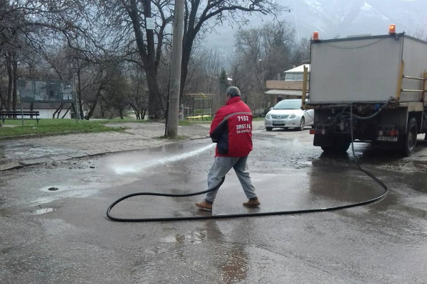 Извършват се уборки на зелени площи и дезинфекция на обществени места