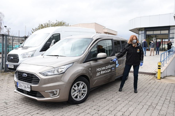 Кметът Фандъкова прие дарение от два автомобила от Moto-Pfohe за доставка на храна по време на извънредното положение