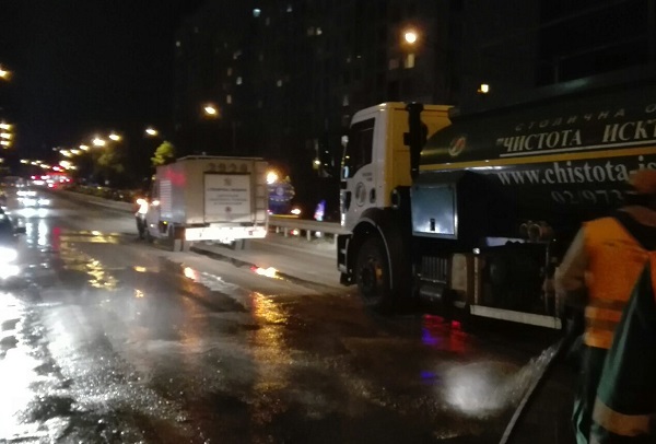 Направено е основното измиване на улици и булеварди в район 