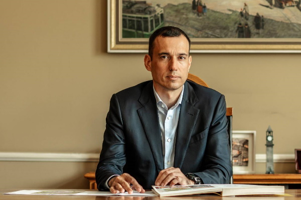 Кметът на София Васил Терзиев и кметът на Атина Харис Дукас със статия в Politico:  Ако не защитим демокрацията на местно ниво, рискуваме да я загубим навсякъде