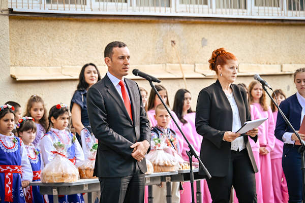 Васил Терзиев към учениците: Наблягайте повече над учебниците и играта и по-малко над телефоните