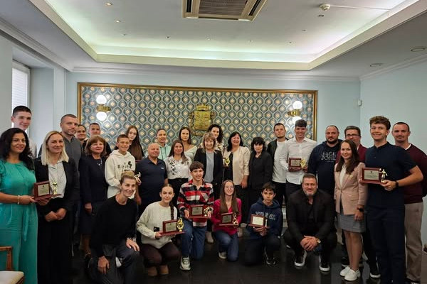 Зам.-кметът Благородна Здравкова връчи награди на отборите, завоювали призови места на Ученически игри 2024/2025 година