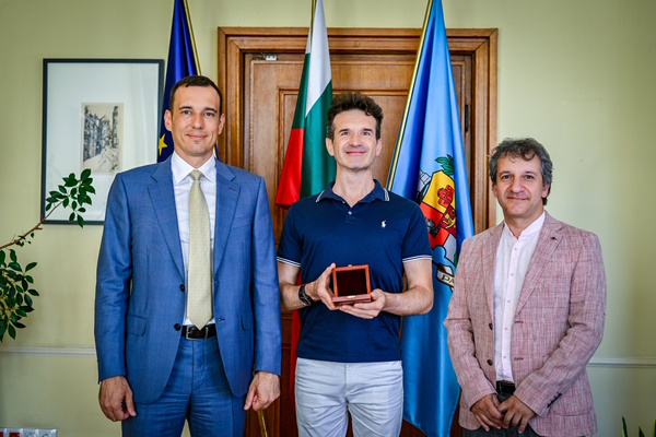 Кметът Васил Терзиев поздрави световноизвестния цигулар Светлин Русев преди големия му концерт в София