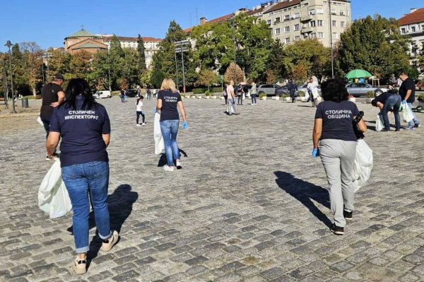 Столичната община изчисти 10 кг фасове от площад „Александър Невски“ за час и половина