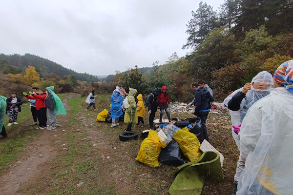 Близо 30 доброволци се включиха в почистването на нерегламентираните сметища над пистата на град Бухово