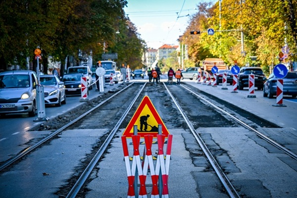 В ход е ремонтът на трамвайното трасе по бул. „Янко Сакъзов“