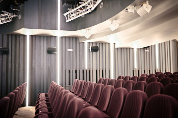 Малък градски театър „Зад канала“ посреща публиката с изцяло обновен салон