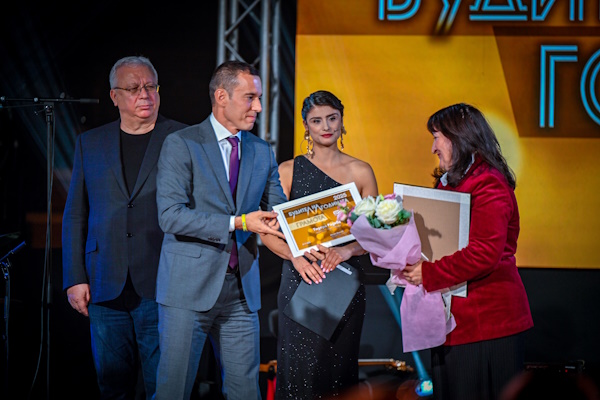 Кметът на София Васил Терзиев връчи специалната награда на София в конкурса „Будител на годината“