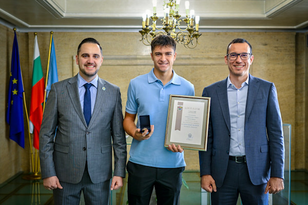 Режисьорът Иван Ничев и младата надежда на българския тенис Александър Василев с отличия от Столичната община