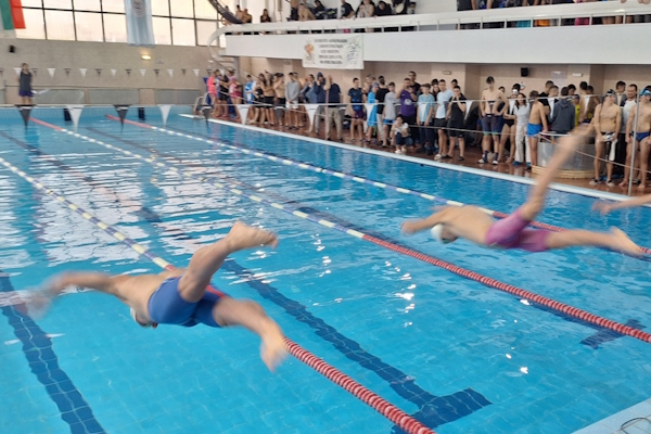 Близо 450 ученици взеха участие в турнира по плуване за Купа „София“