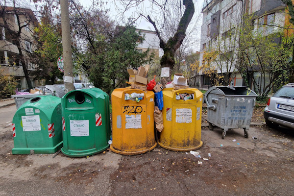 ВАС отмени по-строгите изисквания за цветните контейнери: Борбата за по-чиста София продължава въпреки институционалния блокаж