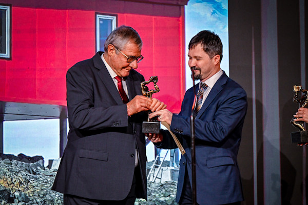 Зам.-кметът Иван Гойчев връчи наградата „Сграда на годината“ на научната лаборатория на българската антарктическа база