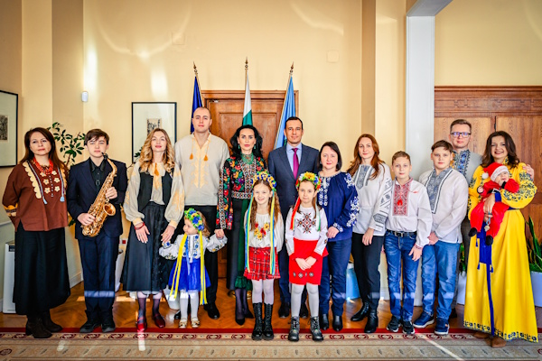 Васил Терзиев посрещна украински деца-коледарчета в Столична община