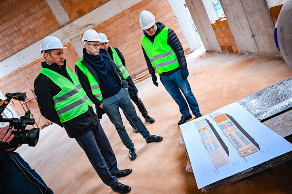 Кметът Васил Терзиев провери строителството на нов учебен корпус към 126. Основно училище