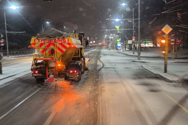 105 машини почистваха снега в София през нощта