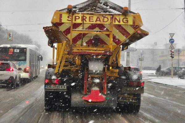 165 снегопочистващи машини са в готовност в София, извършват се обработки