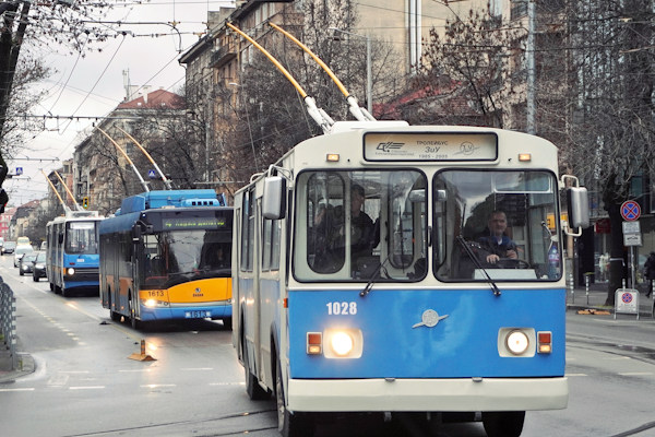 София отбелязва 85 години тролейбусен транспорт: легендарните „Икарус“ и „ЗИУ“ се завръщат реставрирани