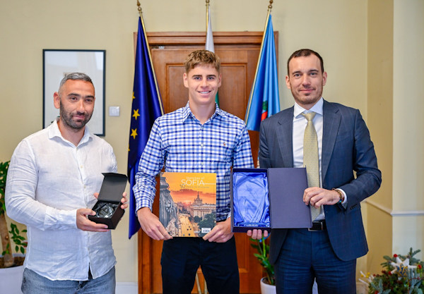 Вчера кметът на София Васил Терзиев посрещна Димитър Кисимов, една от младите надежди на българския тенис