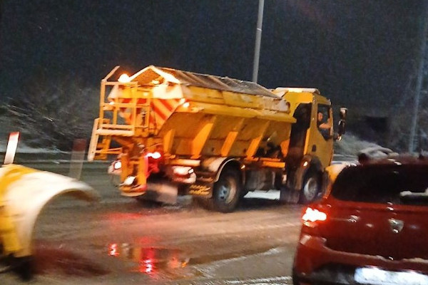 След обявената готовност: започна снегопочистването и обработките срещу заледяване в София