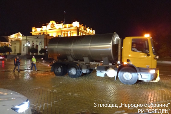 Столичната община възложи дейности по миене в районите “Средец” и “Оборище”