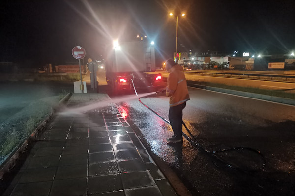 Миенето на улиците в София продължава в осем района