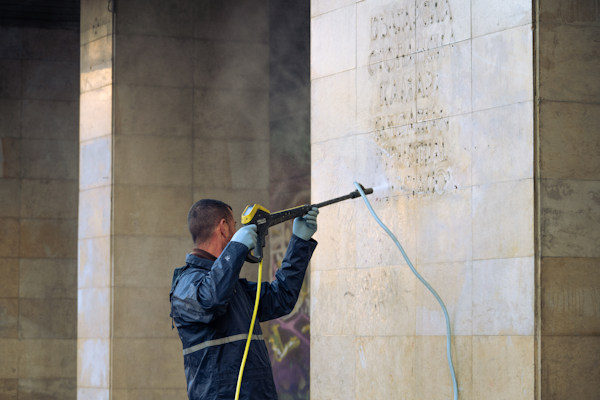 Столичната община почиства нерегламентирани драсканици от фасади и обществени пространства
