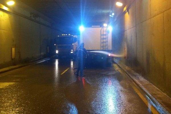 Столичната община нареди миене на подлезите, пътните платна, тротоарите и спирките на градския транспорт в София