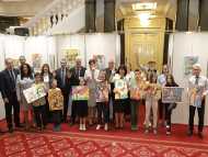Цветни пана, нарисувани от ученици от София, представиха в парламента