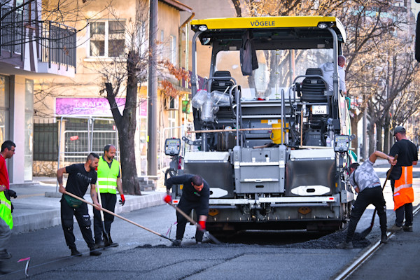 Започна полагането на асфалт на бул. „Александър Стамболийски“ в участъка между ул. “Антон“ и бул. “К. Величков“