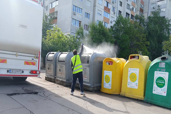 Миене на подлези, училищни дворове и дезинфекция на цветни контейнери продължават в София