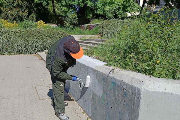 Екипи на Столична община почистиха нерегламентирани графити на пл. „Гарибалди“